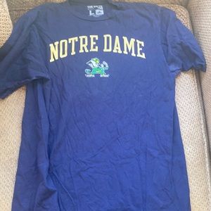 NOTRE DAME SHIRT LARGE JUST NEEDS A WASH AND ITS BASICALLY BRAND NEW